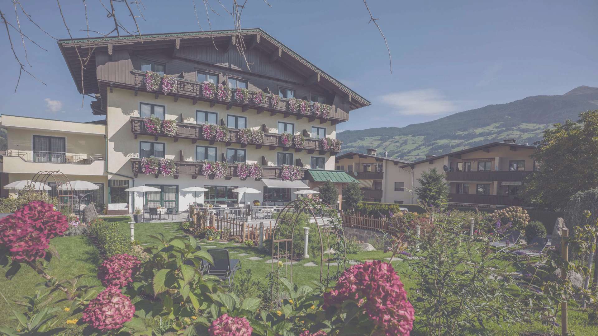 01_landhaus-zillertal_header_haus
