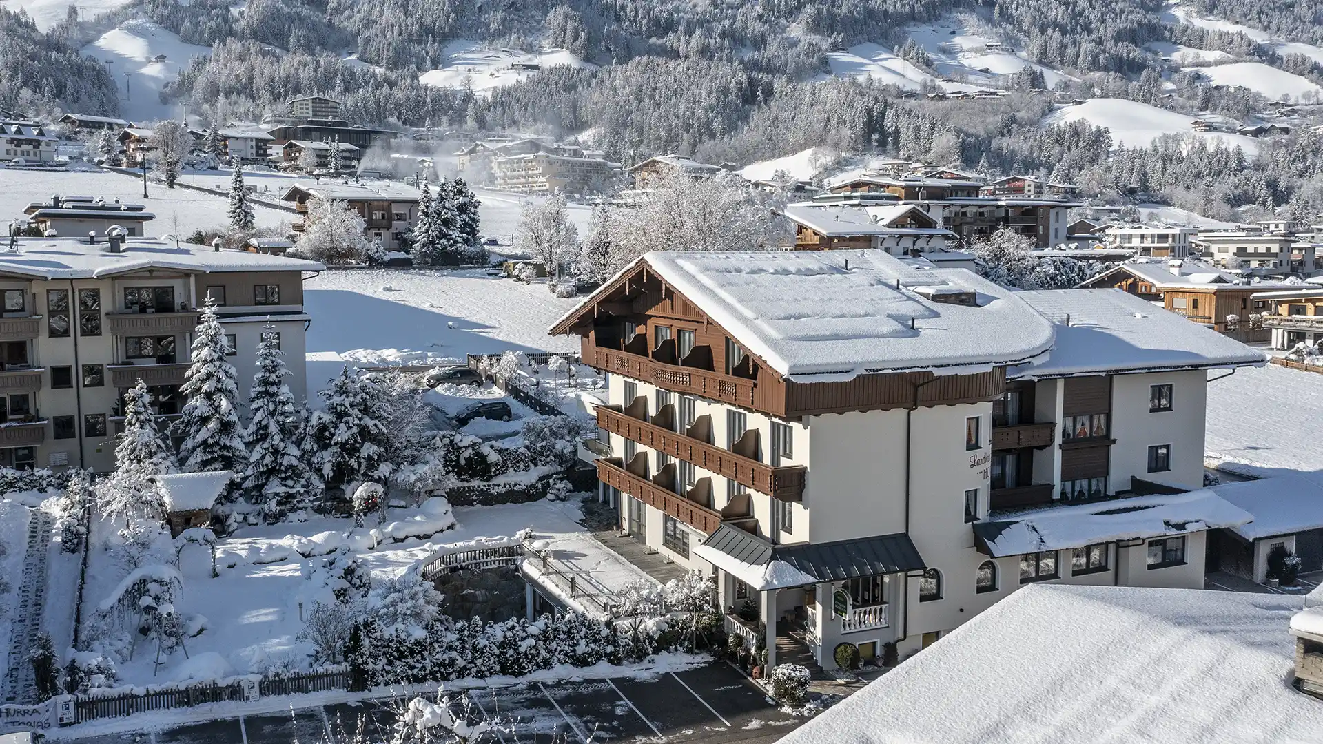 01_landhaus-zillertal-header-winter-haus.webp