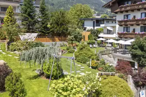 09_hotel-landhaus-zillertal_gartenblick