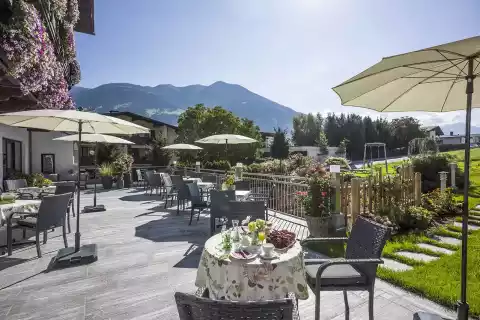 07_hotel-landhaus-zillertal_garten.webp