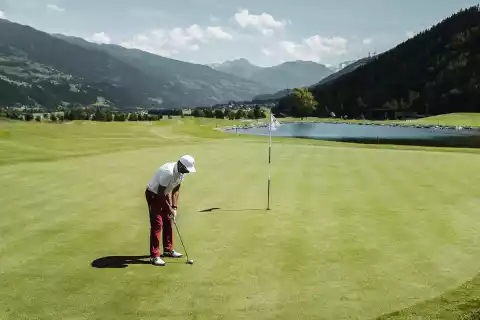 03_hotel-landhaus-zillertal_golf.webp