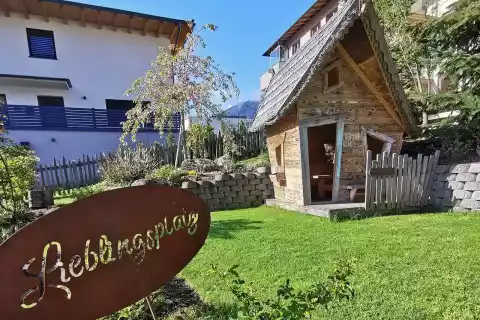 09_hotel-landhaus-zillertal_garten.webp