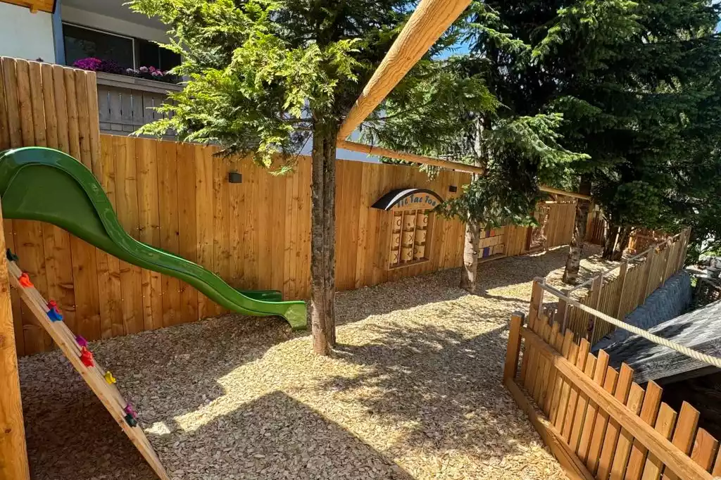 Bild vom neuen Waldspielplatz beim Landhaus Zillertal, abseits des Hotelgartens