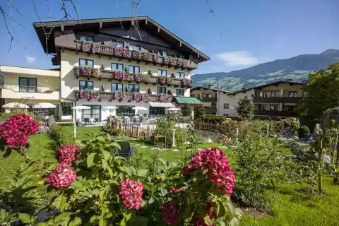 02_hotel-landhaus-zillertal_idyll-gruen.webp