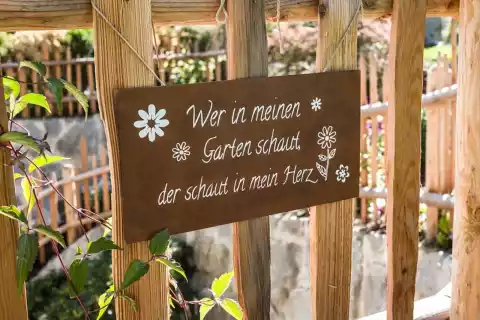 11_hotel-landhaus-zillertal_tafel-gruen.webp